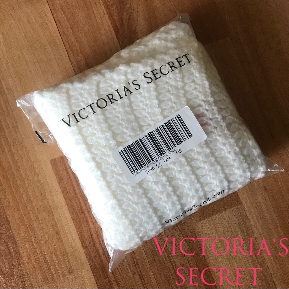 NWT Victoria’s Secret White Knit Scarf
